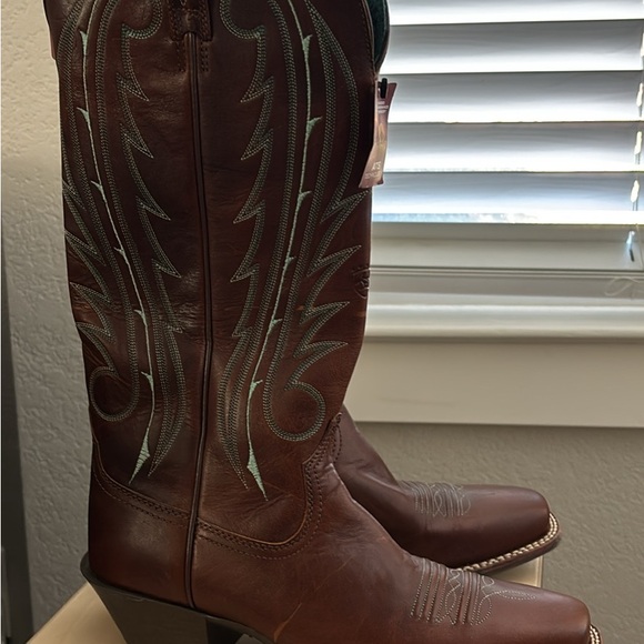 Ariat Leather Boots with ATS technology - Picture 2 of 7